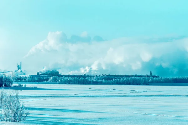 Chaminé Fábrica Vapor Campo Inverno Finlândia Lapônia — Fotografia de Stock