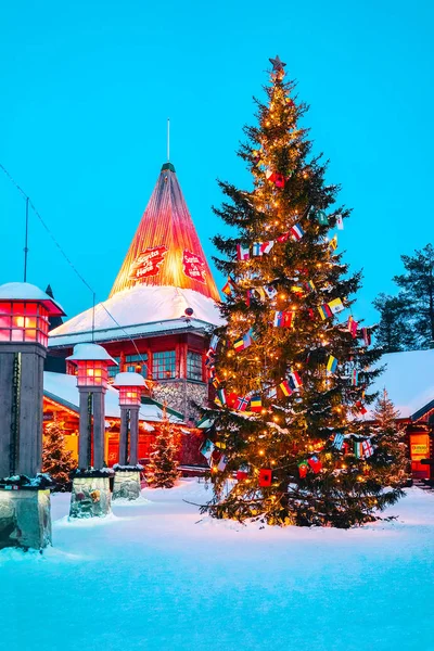 芬兰罗瓦涅米 2017年3月6日 芬兰拉普兰罗瓦涅米圣诞老人村的北极圈路灯 — 图库照片