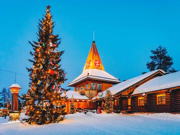Rovaniemi, Finlandiya - 5 Mart 2017: Finlandiya'nın Laponya'daki Rovaniemi'deki Noel Baba Köyü'nde Noel Baba Ofisi.