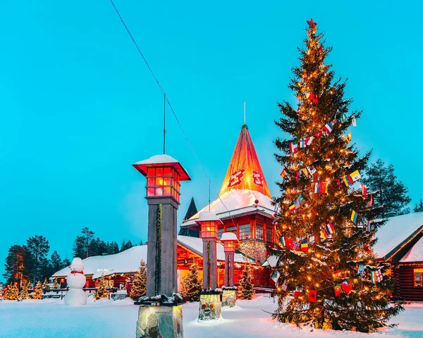 芬兰罗瓦涅米 2017年3月6日 芬兰拉普兰罗瓦涅米圣诞老人村的北极圈路灯 — 图库照片