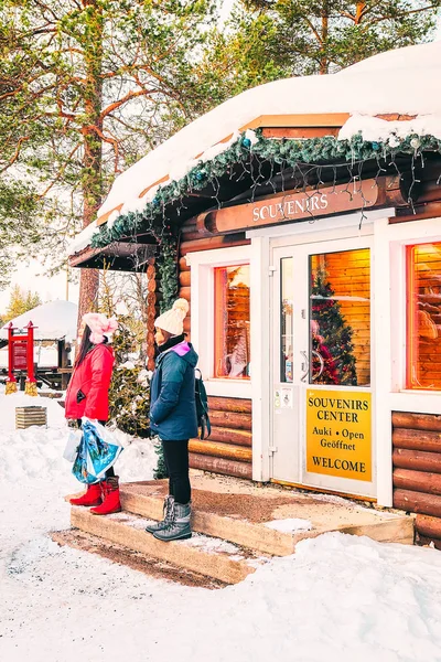 芬兰罗瓦涅米 2017年3月5日 在芬兰拉普兰的罗瓦涅米圣诞老人村纪念品商店的游客 — 图库照片