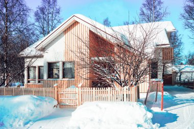 Laponya'da Finlandiya'da Kar kış Cottage House, Noel'de