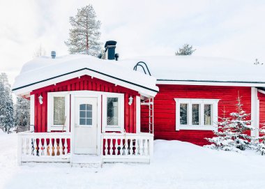 Kışın Laponya'da Finlandiya'da Reindeer çiftlikte Ev.