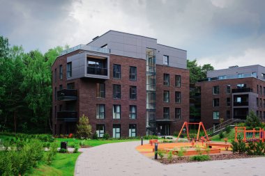 Avrupa modern karmaşık daire konut bölgesi üzerinde Çocuk Bahçesi. İle açık hava tesisleri.