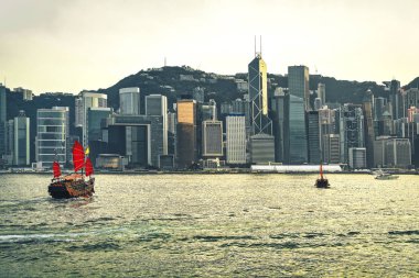 Önemsiz tekne, Victoria Harbor Hong Kong gün batımında. Kowloon Hk adada görünümünden.