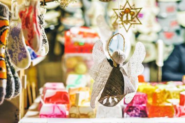 Letonya'da kış Riga Noel pazarı sırasında tezgahları birinde asılı el yapımı keten melek rakam.