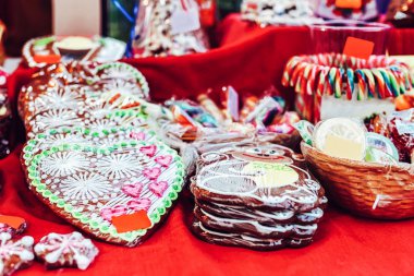 Letonya kış Riga Noel pazarında satışa görüntülenen bir kalp ve maymun şekilli Gingerbreads.