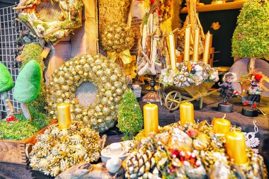 Riga, Letonya - 25 Aralık 2015: Letonya'da kış Riga'da Noel pazarında altın şenlikli çelenklerle durak.