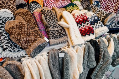 Yünlü ve sıcak eldivenler, eldivenler ve çoraplar Letonya 'daki Riga' daki Noel pazarında bir tezgahta..