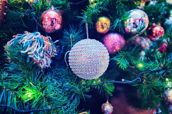 Bola Árbol Navidad Decorado Antigua Riga Letonia Abeto Está Decorado — Foto de Stock