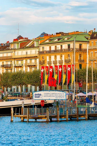 Ginebra Suiza Agosto 2016 Puesta Sol Muelle Con Banderas Suizas —  Fotos de Stock