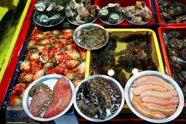 釜山のジャガルチ有名魚市場におけるナマコ アサリ その他の魚介類の販売 — ストック写真
