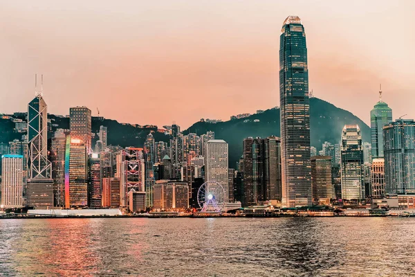 天际线和在香港的维多利亚港 从香港岛九龙视图 — 图库照片