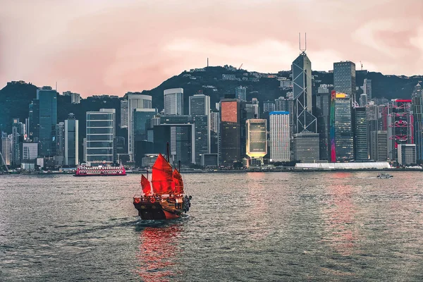 해질녘 홍콩에 빅토리아 항구에서 룡에서 — 스톡 사진