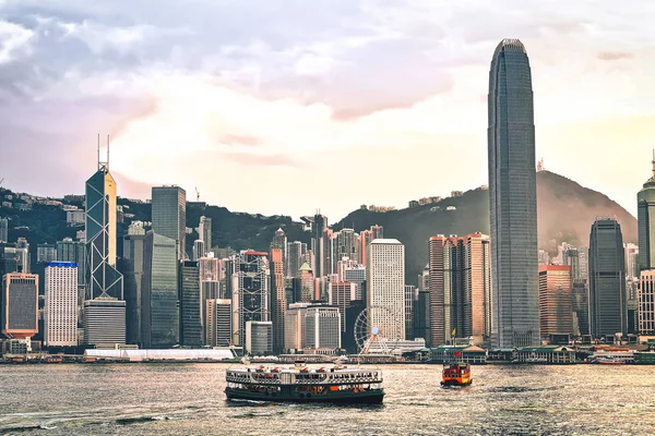 天星小轮在香港维多利亚港湾在日落时 从香港岛九龙视图 — 图库照片
