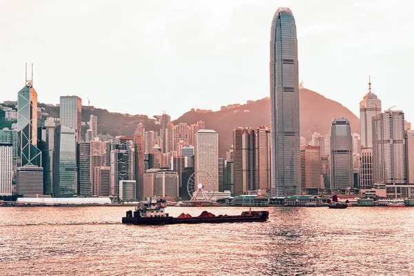 在日落时干货船和香港维多利亚港 从香港岛九龙视图 — 图库照片