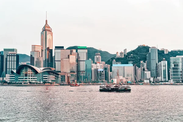 天星小轮在香港维多利亚港湾日落时分 从香港岛九龙视图 — 图库照片
