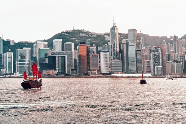 해질녘 홍콩의 빅토리아 항구에서 섬에서 룡에서 — 스톡 사진