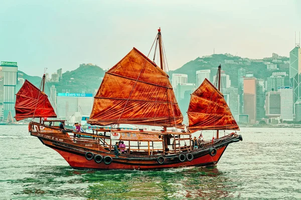 2016 석양에 홍콩에 빅토리아 항구에서 보트를 룡에서 — 스톡 사진