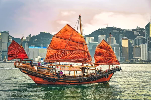 2016 홍콩에서 빅토리아 항구에서 보트를 섬에서 룡에서 — 스톡 사진