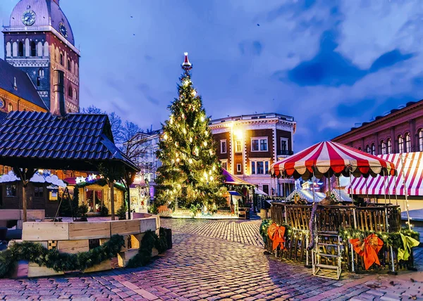 Gloeiende Kerstboom Gelegen Het Koepel Plein Kerstmarkt Winter Riga Letland — Stockfoto