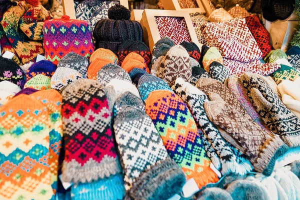 Bunte Und Dekorative Fäustlinge Handschuhe Socken Und Mützen Einem Der — Stockfoto