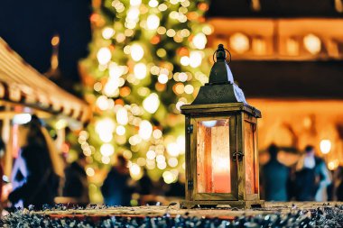 Letonya kış Riga Noel pazarında fotoğraflanan içinde mum ile parlayan fener.