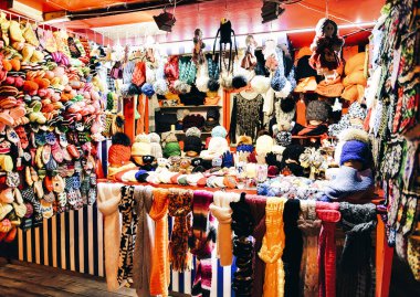 Letonya'da kışın Riga sokak Noel pazarında tezgahları birinde sıcak renkli eldiven, eldiven, çorap ve şapka.