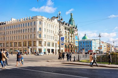 St Petersburg, Rusya - 11 Ekim 2015: St Petersburg'daki Nevsky Prospect Caddesi'ndeki Zinger House'da turistler