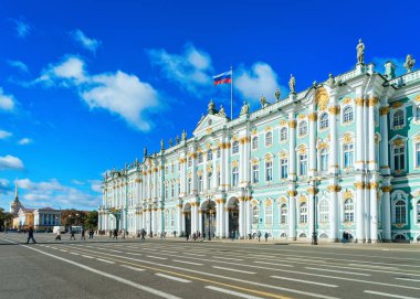 St Petersburg, Rusya - 10 Ekim 2015: Rusya'da St. Petersburg'daki Palace Meydanı'ndaki Kış Sarayı'ndaki turistler veya Hermitage Müzesi