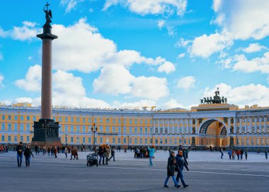 St Petersburg, Rusya - 11 Ekim 2015: Kış Sarayı'ndaki Alexander Sütunu veya St Petersburg'daki Saray Meydanı'ndaki Hermitage Müzesi Evi, Rusya