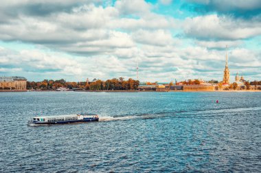 Rusya'da St Petersburg Neva Nehri ve Peter ve Paul Kalesi ile Gezi feribot.