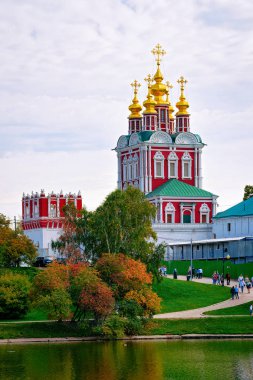 Moskova, Rusya - 20 Eylül 2015: Rusya'daki Novodevichy Moskova Manastırı'nın Transfigürasyon Kilisesi