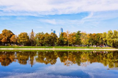 Moskova'daki Novodevichy Pond'da Moskova Şehri gökdelenleri ve Parkı, Rusya