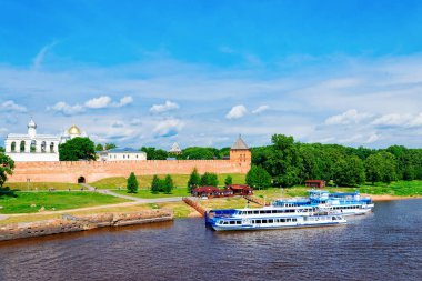 Veliky Novgorod Volkhov Nehri üzerinde Kremlin ve Gezi teknelerin Sur duvarları, Rusya