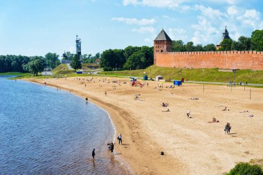 Kremlin'in sur duvarları ve Volkhov Nehri'ndeki kumlu plaj, Veliky Novgorod, Rusya