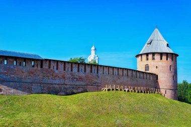 Rusya'da Veliky Novgorod'da Kremlin'in surları ve surları