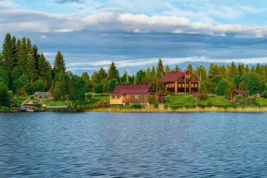 Onega Gölü'ndeki evler ve Karelia'nın Doğası, Kizhi, Rusya