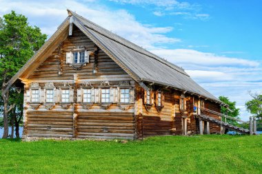 Kizhi, Rusya - 12 Haziran 2015: Rusya'nın Karelia'daki Ladoga Gölü'ndeki Kizhi Pogost'ta eski ahşap ev