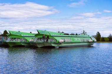 Kizhi, Rusya - 12 Haziran 2015: Onega Gölü ve Karelia'nın Doğası üzerindeki gemi ve oteller, Rusya