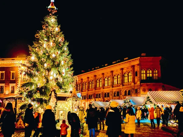 Riga Lotyšsko Prosince 2015 Lidé Vánoční Stromek Slavnostním Vánočním Trhu — Stock fotografie