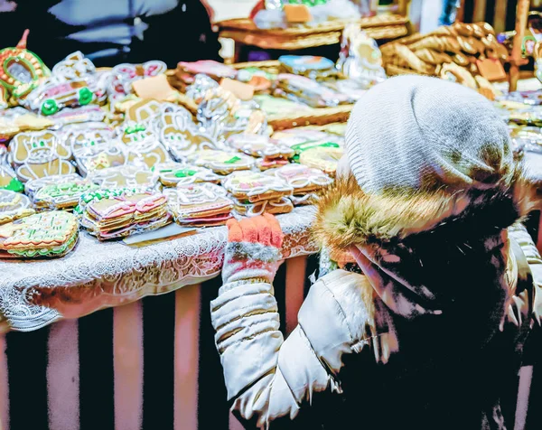 Ребенок Одном Самых Традиционных Сладких Угощений Пряничном Хлебе Изображенном Рождественской — стоковое фото