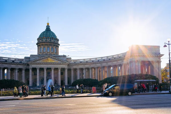 San Petersburgo Rusia Octubre 2015 Turistas Calle Catedral Kazán San —  Fotos de Stock