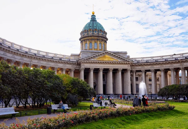 Αγία Πετρούπολη Ρωσία Οκτωβρίου 2015 Τουρίστες Στο Δρόμο Στον Καθεδρικό — Φωτογραφία Αρχείου
