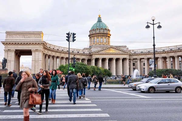 San Petersburgo Rusia Octubre 2015 Turistas Calle Catedral Kazán San —  Fotos de Stock