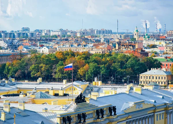 ロシアのサンクトペテルブルクの旗を持つ上院とシノドの都市景観 — ストック写真