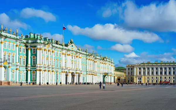 San Petersburgo Rusia Octubre 2015 Los Turistas Palacio Invierno Museo —  Fotos de Stock