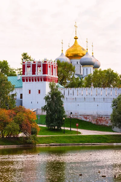 러시아 모스크바 노보데비치 수녀원의 나드프루나야 드모렌스크 대성당 — 스톡 사진