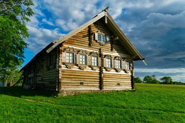 ロシアのカレリアのラドガ湖のキジポゴストの古い木造住宅 — ストック写真