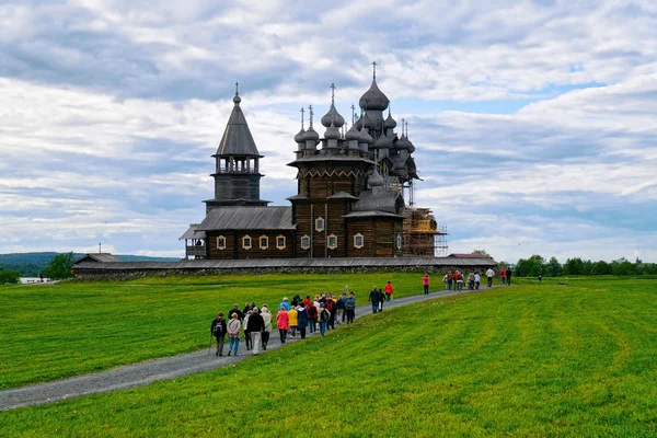 Turisté Kizhi Pogostu Kostelem Přeměňování Jezeře Ladoga Karátě Rusku — Stock fotografie